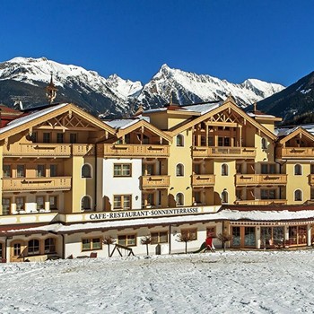 Winterurlaub im Hotel Kristall erleben Hotel Kristall von außen im Schnee