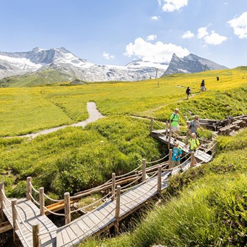 Familie beim Wandern auf dem Naturpfad am Tuxer Gletscher im Sommer.