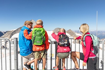 Family enjoying the glacier view over the mountains.
